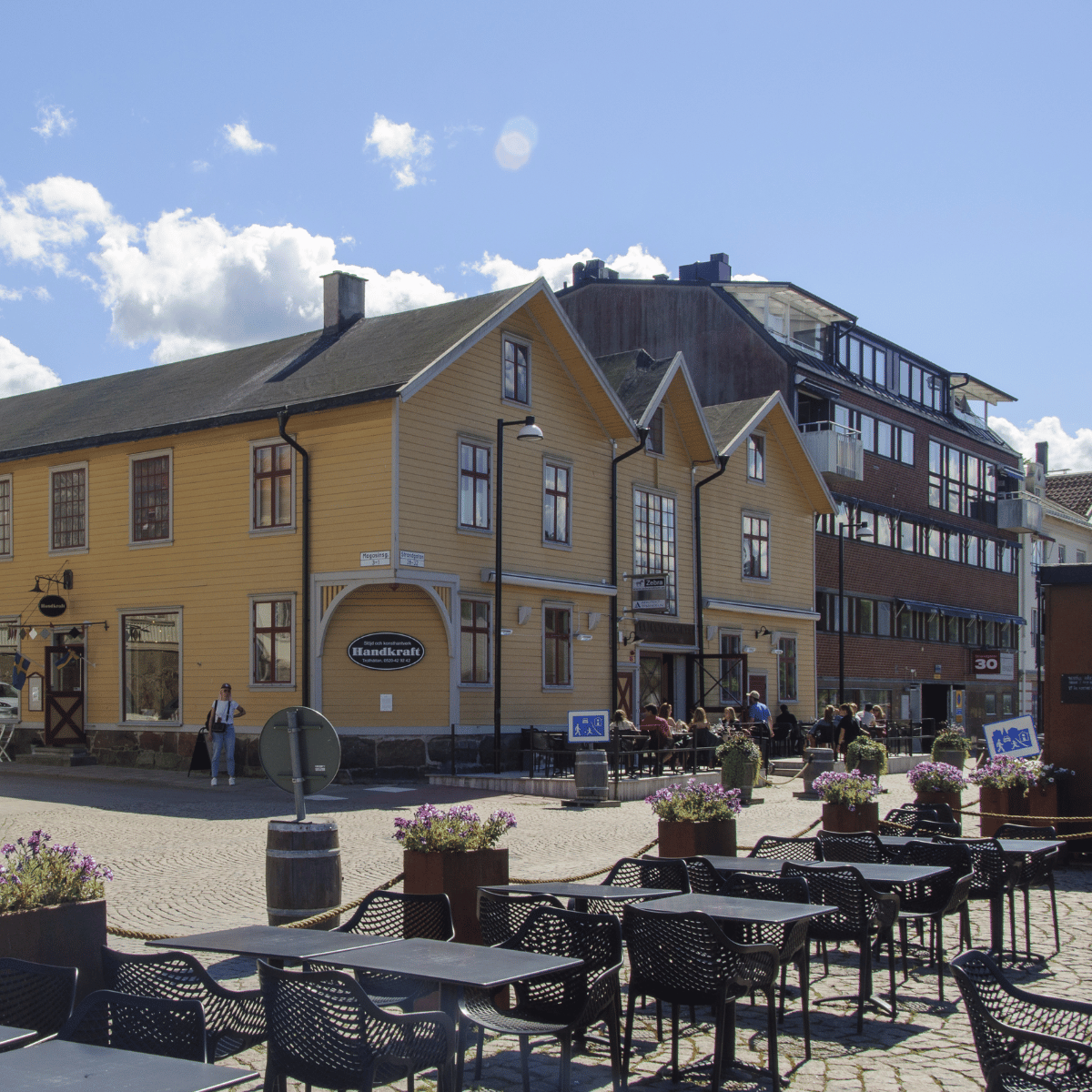 Skara domkyrka med öppen parkering för bilar framför sig utan garage med garageportar