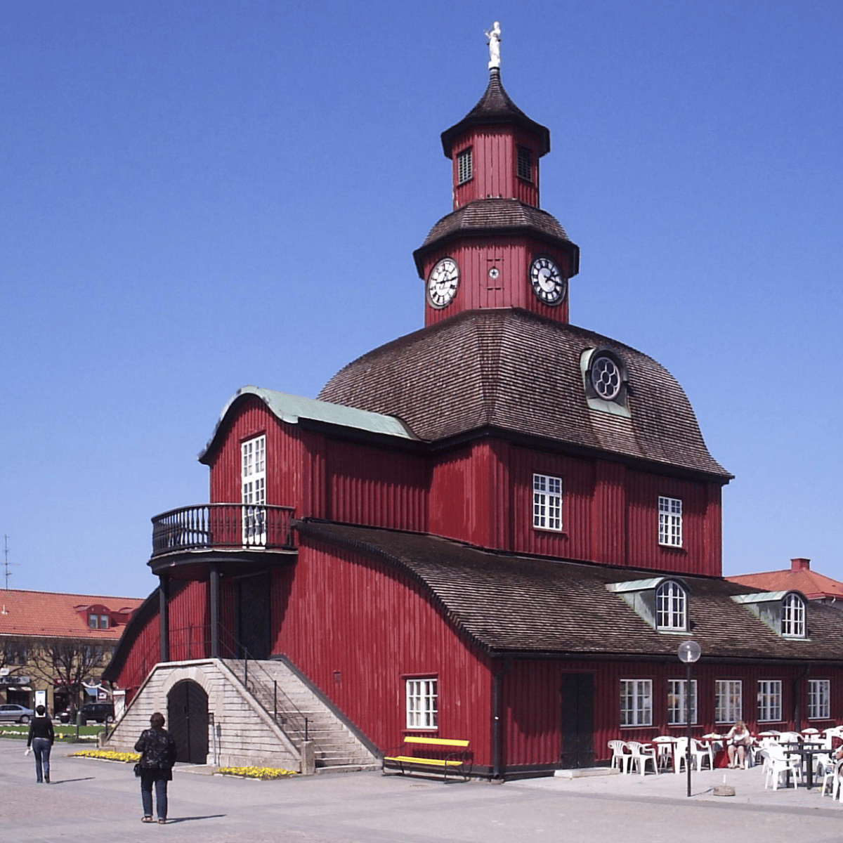 Skara domkyrka med öppen parkering för bilar framför sig utan garage med garageportar