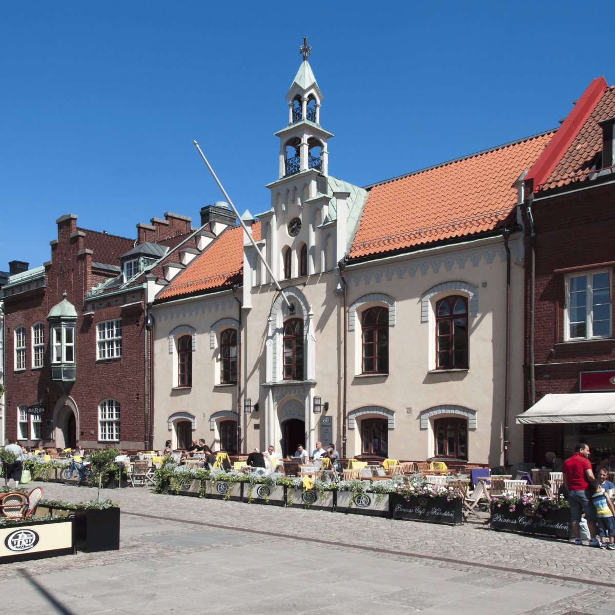 Skara domkyrka med öppen parkering för bilar framför sig utan garage med garageportar
