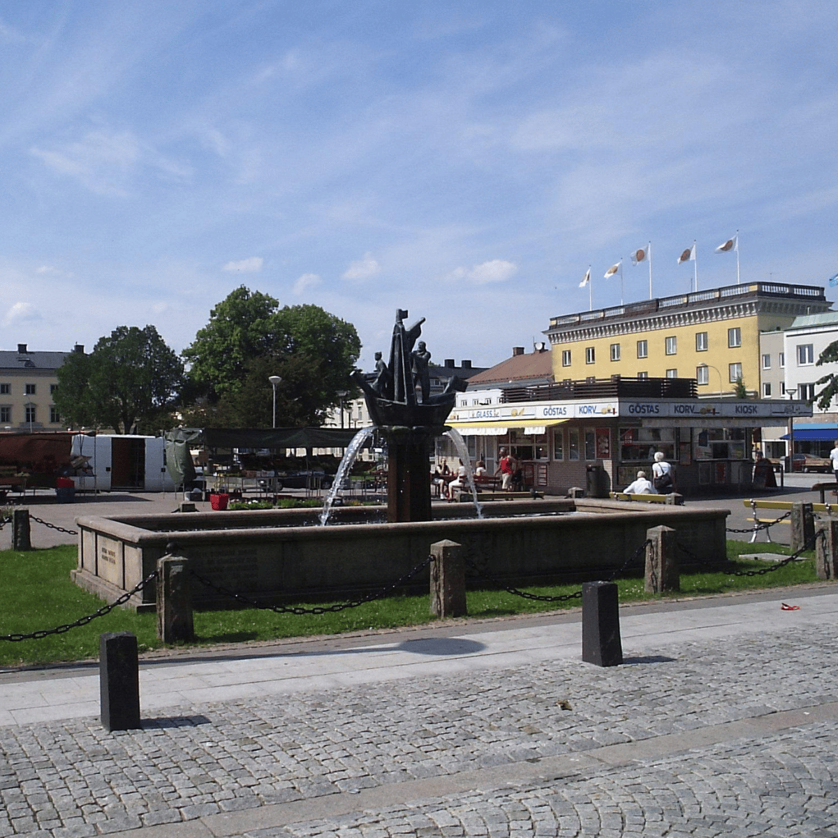 garageportar-i-vanersborg Skara domkyrka med öppen parkering för bilar framför sig utan garage med garageportar